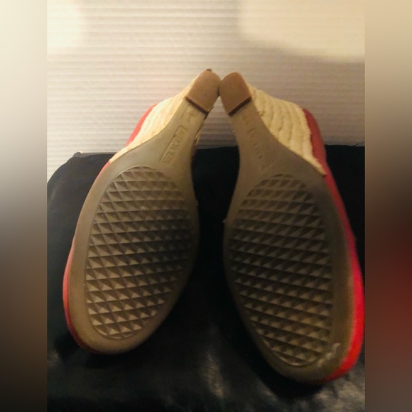 Women red wedge shoe. Size US 8. Great condition - Picture 2 of 5